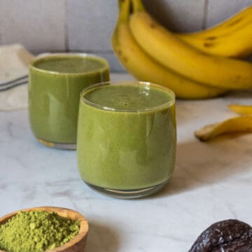 banana matcha smoothie featured.