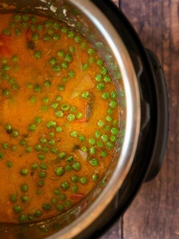 add green peas into the pot.