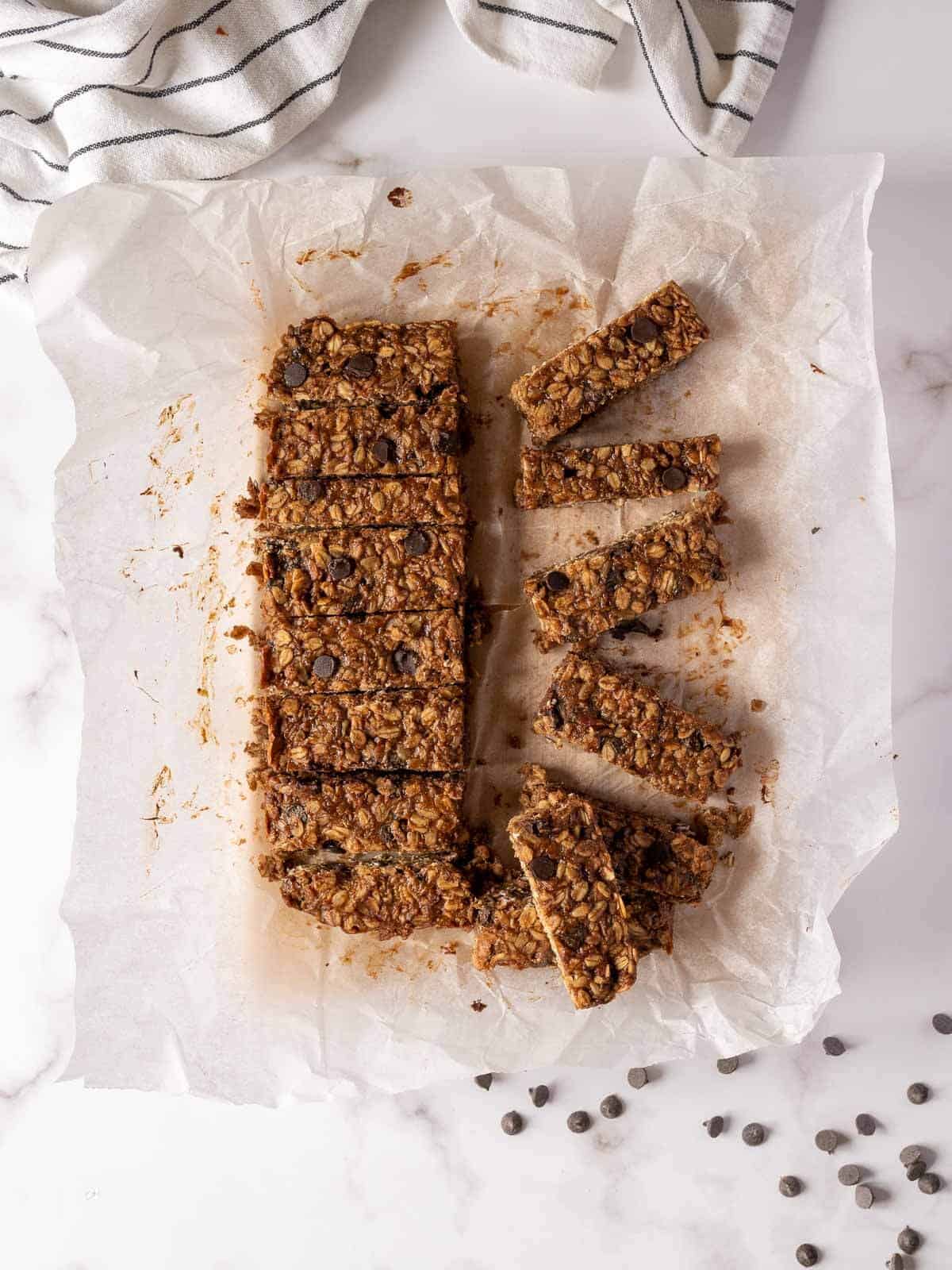 Let cool down in the fridge for at least 30 minutes before portioning the bars.