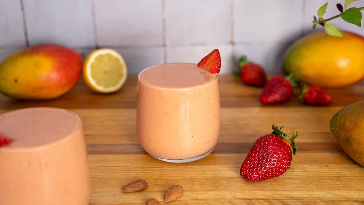 Easy Strawberry Banana Mango Smoothie (no yogurt)