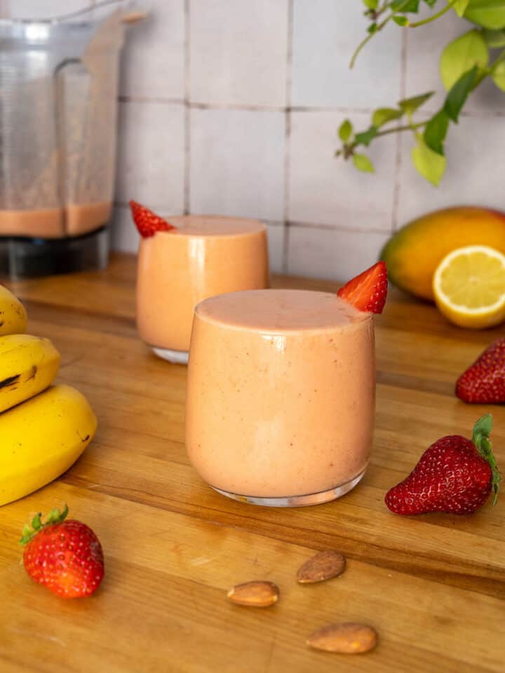 Easy Strawberry Banana Mango Smoothie (no yogurt)