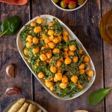 spanish sautéed chickpeas with spinach and garlic featured.