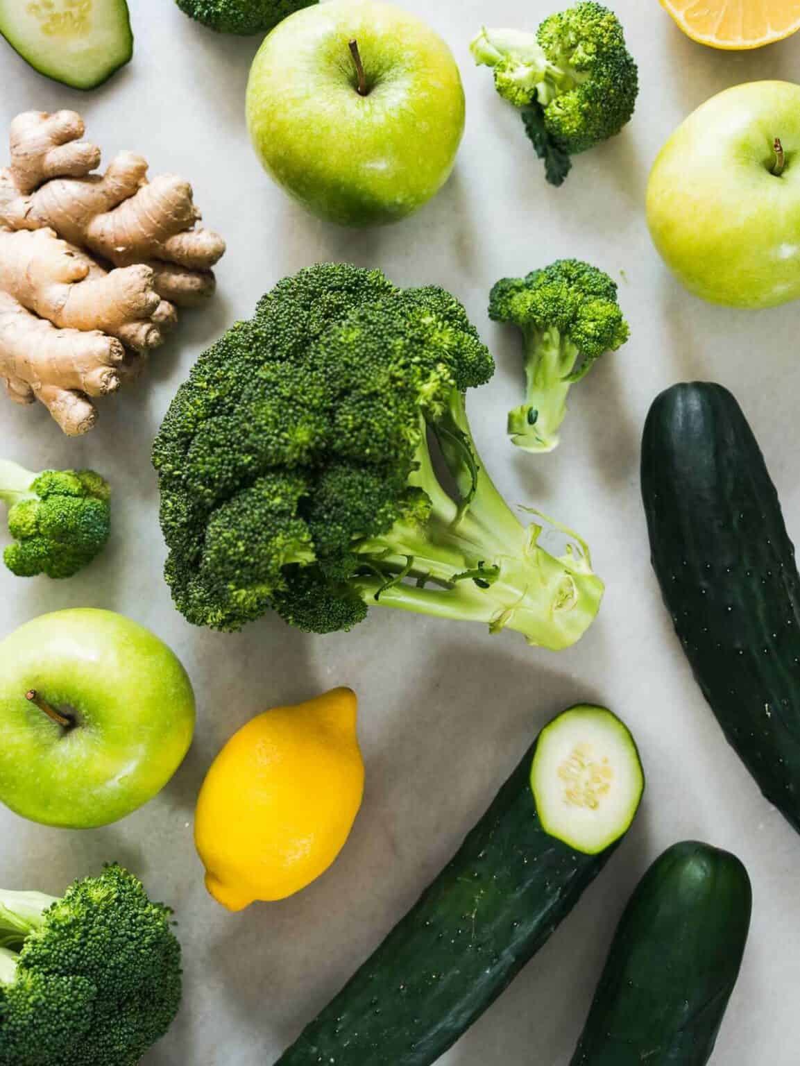 11 Benefits of Broccoli Juice + Juicer Recipe