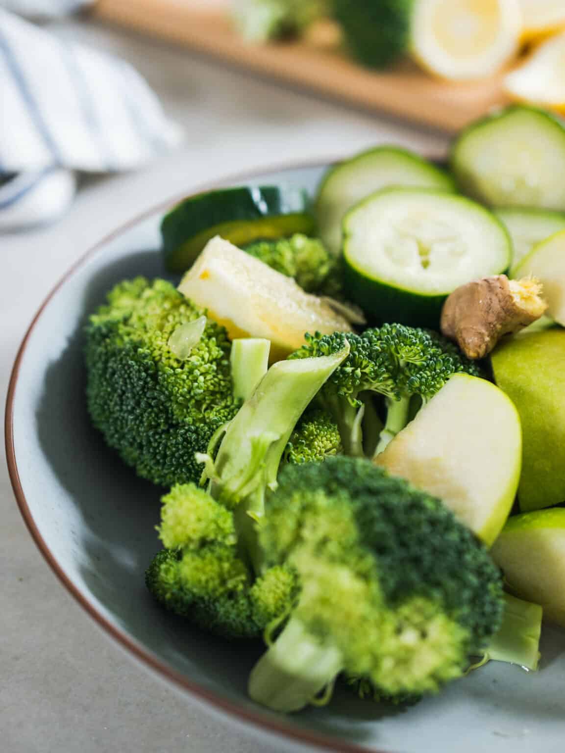 11 Benefits of Broccoli Juice + Juicer Recipe