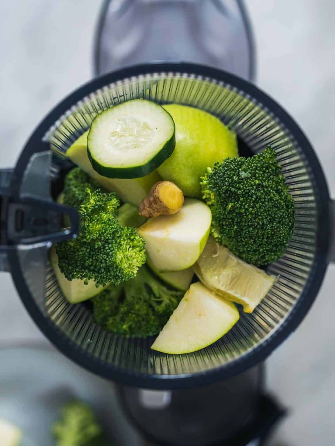 11 Benefits of Broccoli Juice + Juicer Recipe