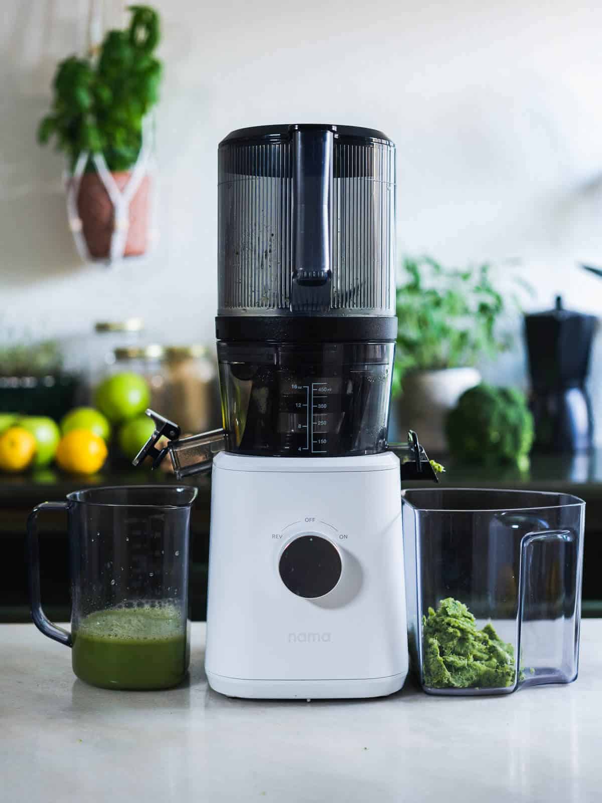 juicing broccoli with other ingredients.