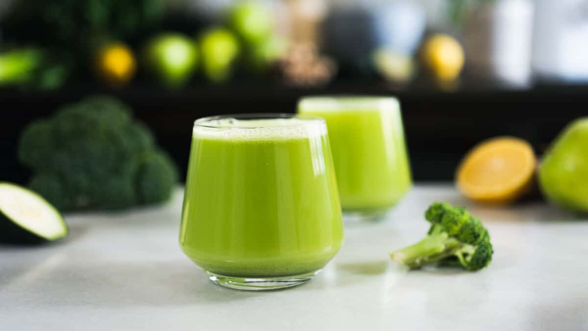 11 Benefits of Broccoli Juice + Juicer