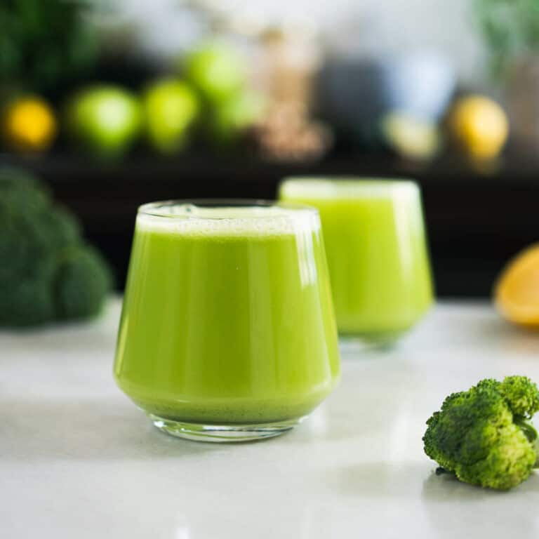11 Benefits of Broccoli Juice + Juicer Recipe