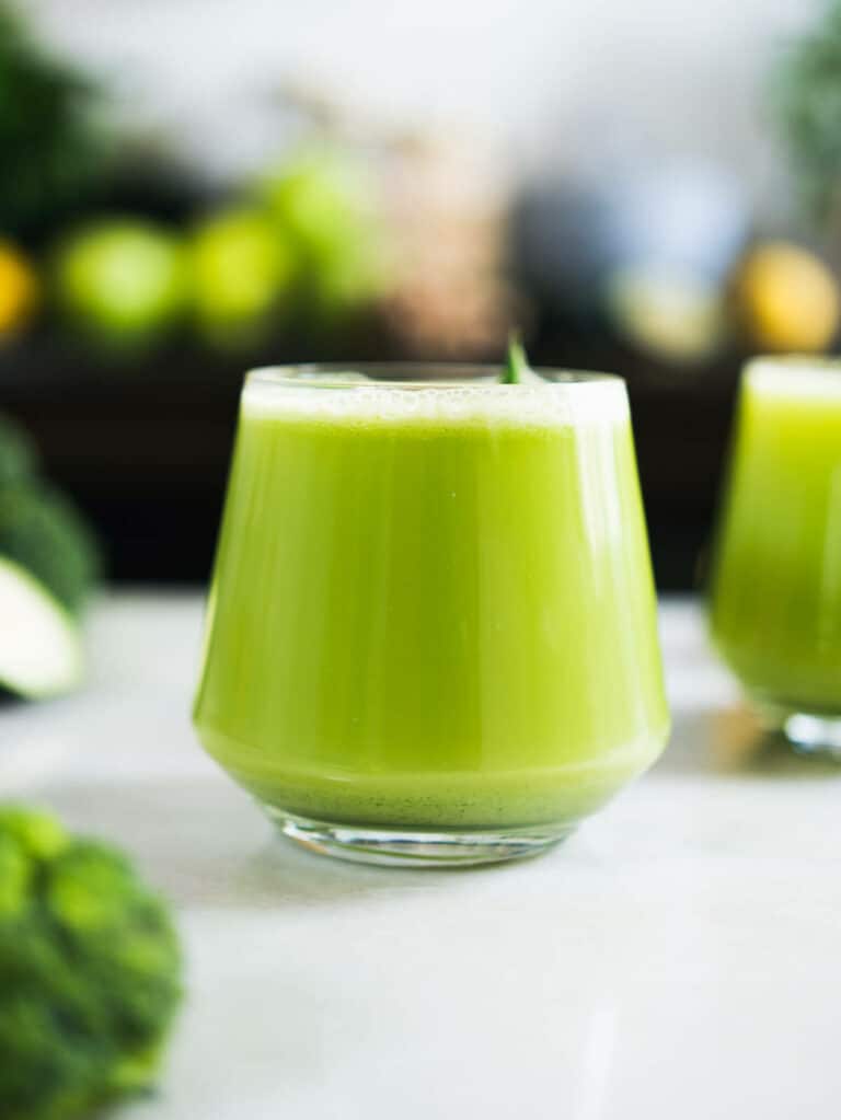 11 Benefits of Broccoli Juice + Juicer Recipe