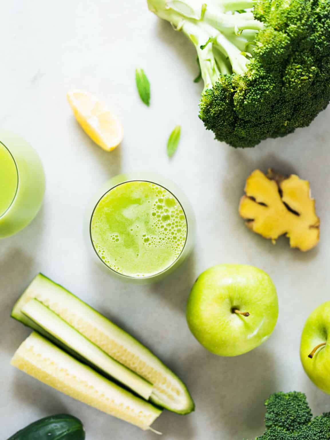 11 Benefits of Broccoli Juice + Juicer Recipe