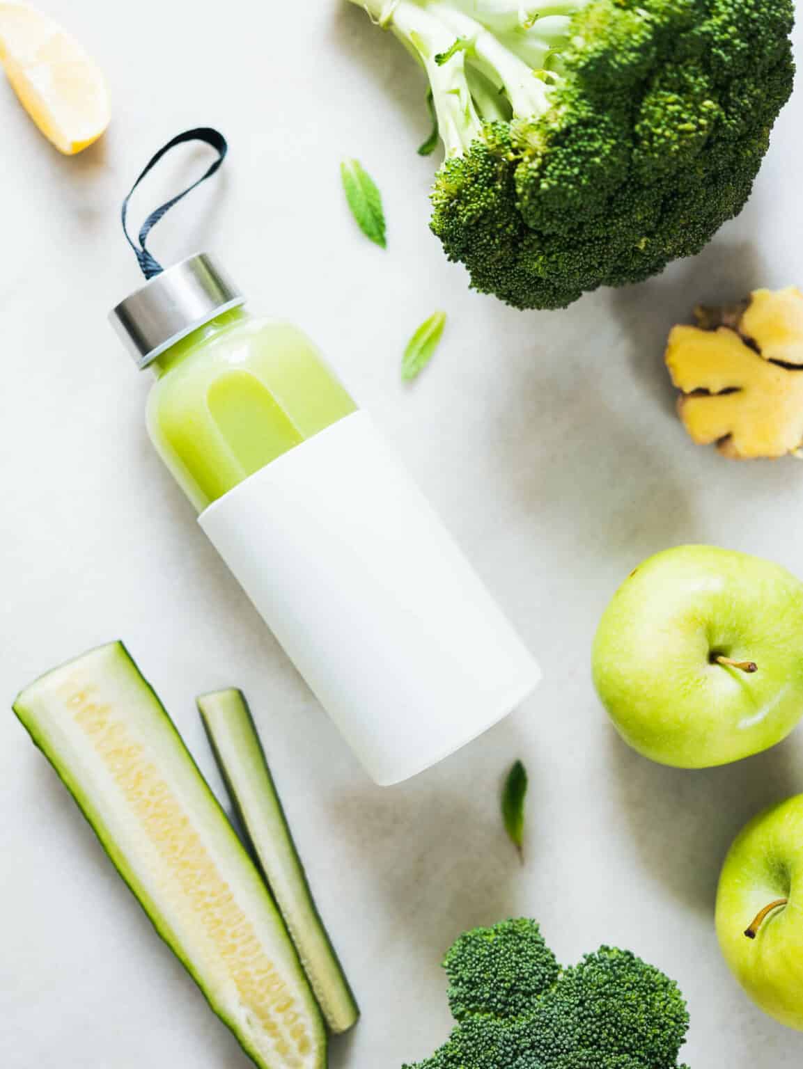 11 Benefits of Broccoli Juice + Juicer Recipe
