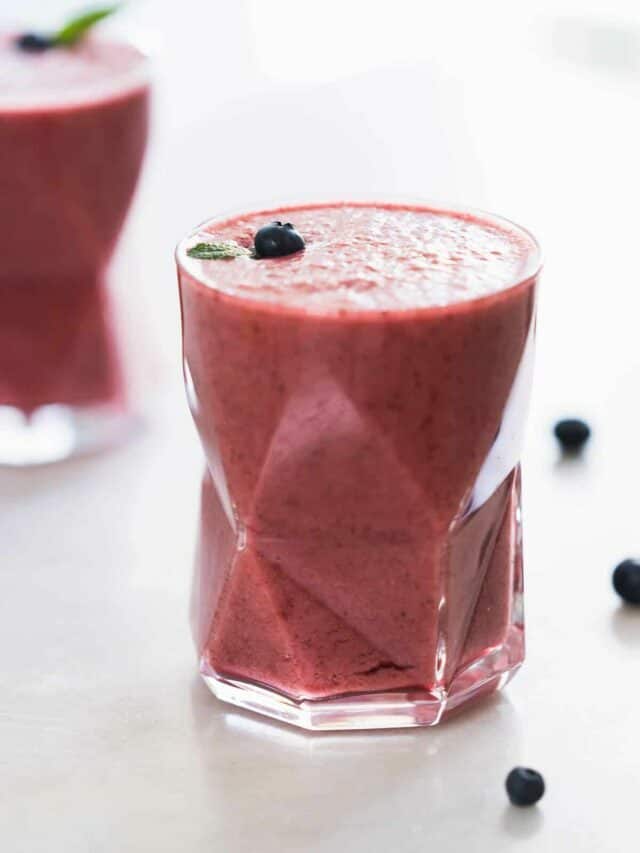 Blueberry Pineapple Smoothie without Banana (3 ingredients!)