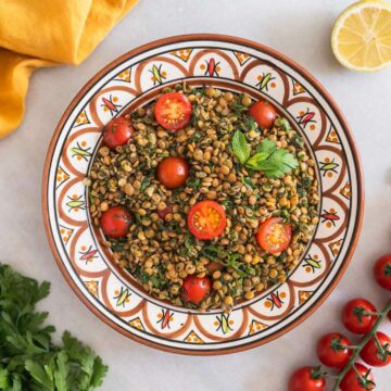 Ensalada Tabulé de Lentejas Verdes servida en un plato estilo árabe.
