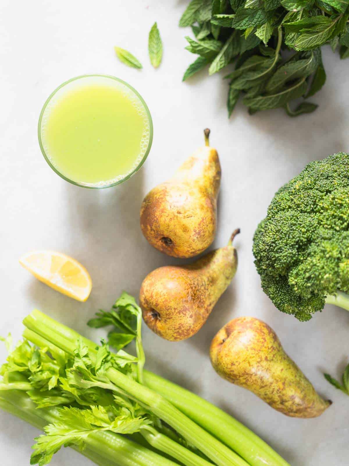 ingredients to make a juice with broccoli: pears, lemon, spearmint, and celery.