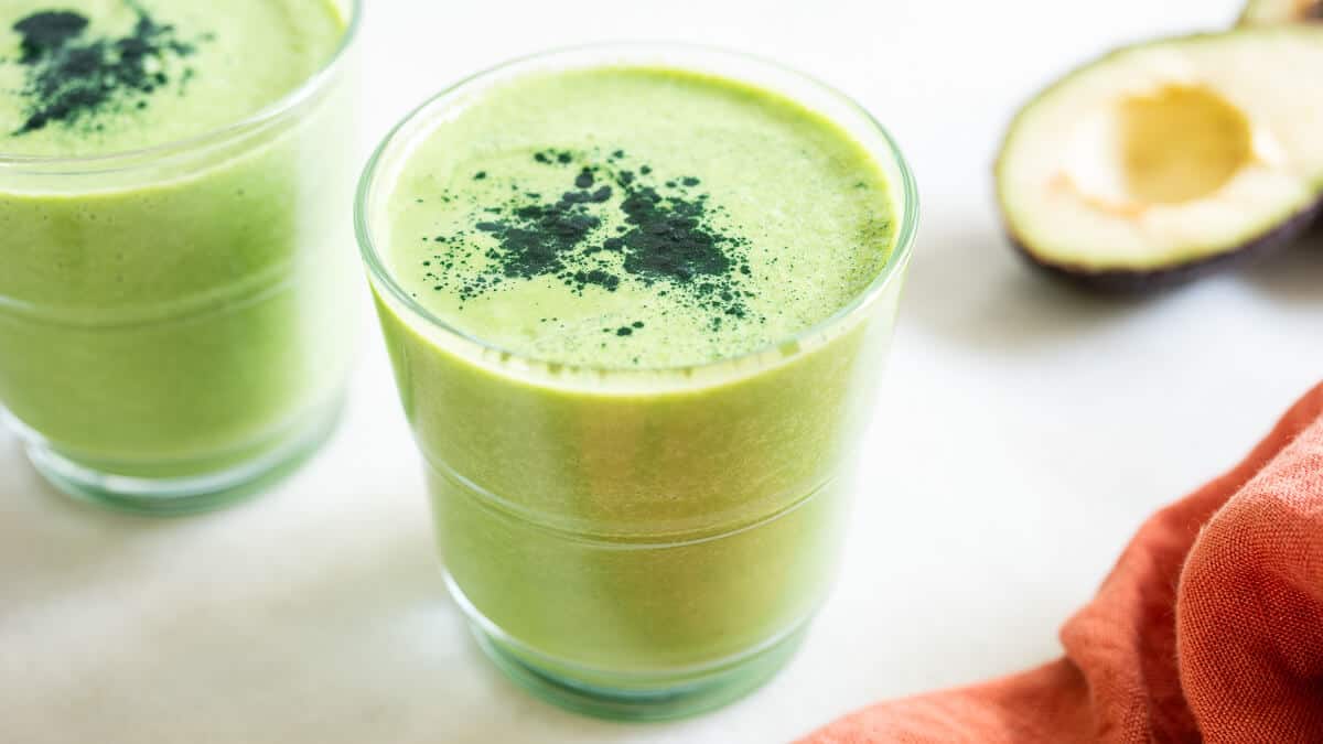 Green Smoothie Recipe with Avocado (Creamy &amp; Healthy)