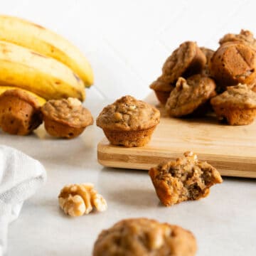 mini banana muffins featured.