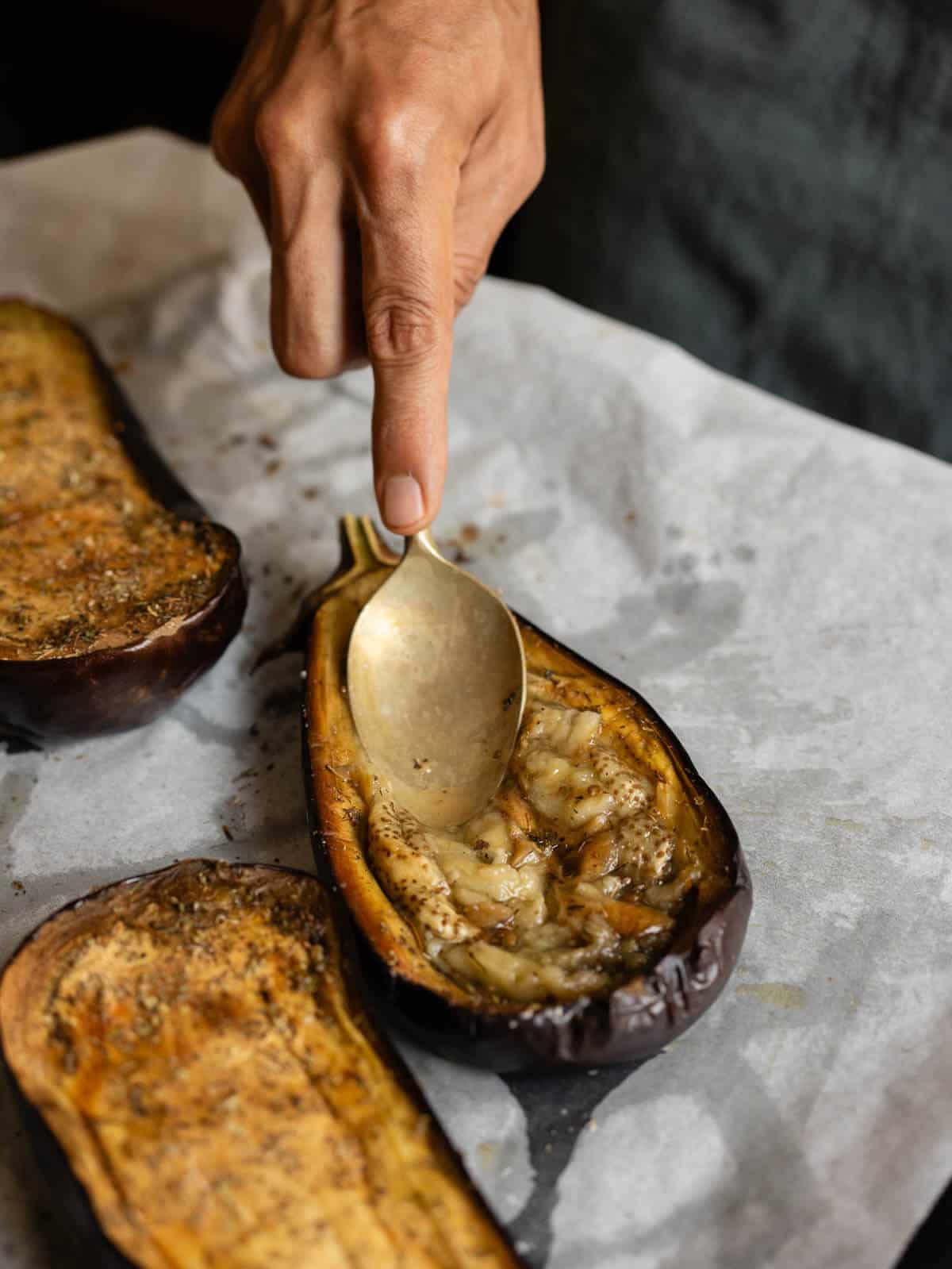 press the roasted eggplant pulp with the back of a spoon and make a puree.