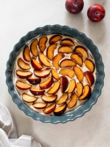 Add one layer of seasoned plums.