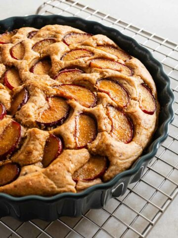 let the plum cake cool down on a wire rack.