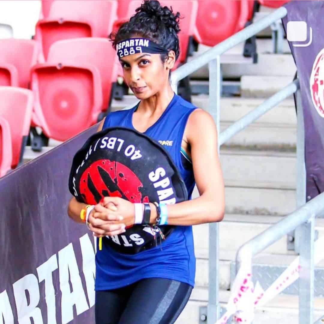 natasha carrying a 40lbs sandbag as part of the spartan race obstacle